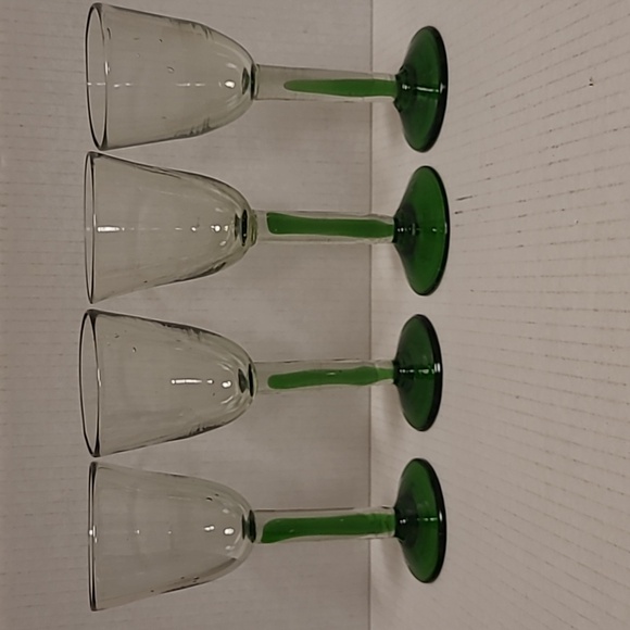 Set of 4 Handblown Green Stemmed Wine Glasses - Picture 3 of 16